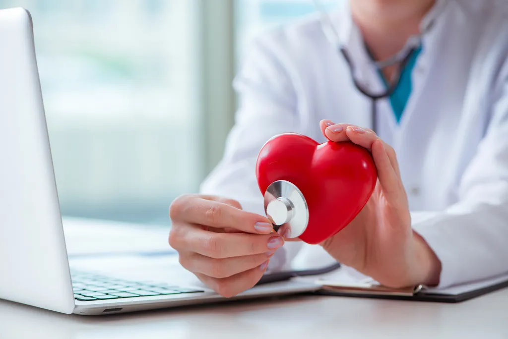 Doctor Checking up Heart   - Dra. Gisele Bachur - Cardiologista RJ
